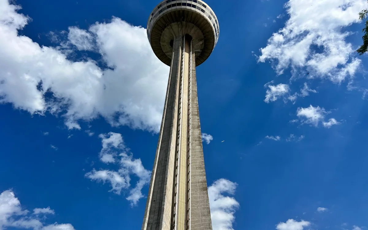 Der CN Tower vom Boden aus gesehen in Toronto