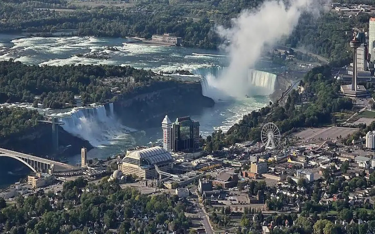 Autumn colour along the Niagara gorge seen from the air
