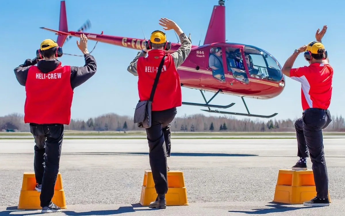 Personal de tierra junto a un helicóptero en la orilla del lago en Toronto