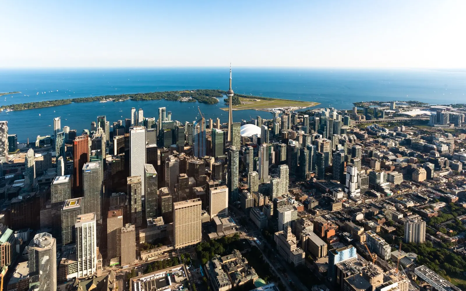 从直升机上俯瞰多伦多市中心和CN Tower