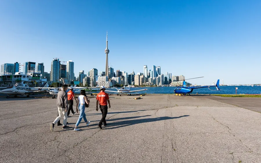 Die Innenstadt von Toronto und der CN Tower aus dem Hubschrauber