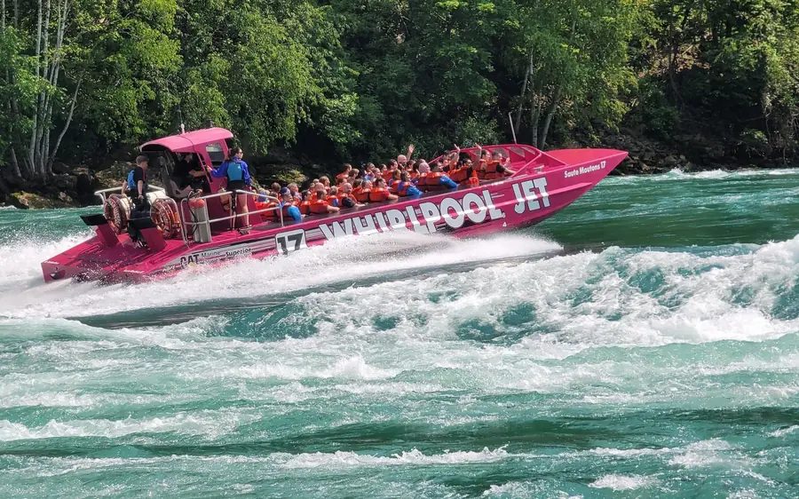 一艘喷气快艇在Niagara River的激流中