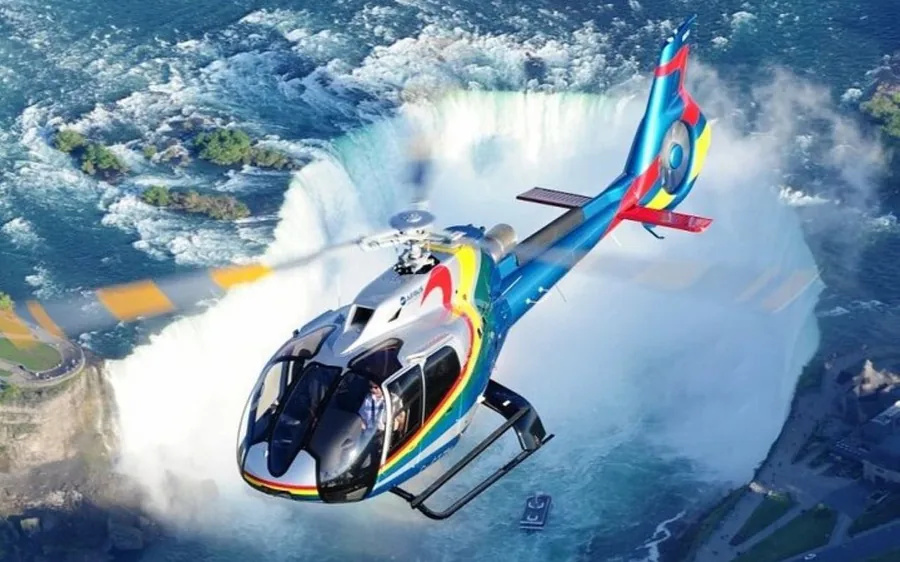 Ein Hubschrauber dreht über den Horseshoe Falls